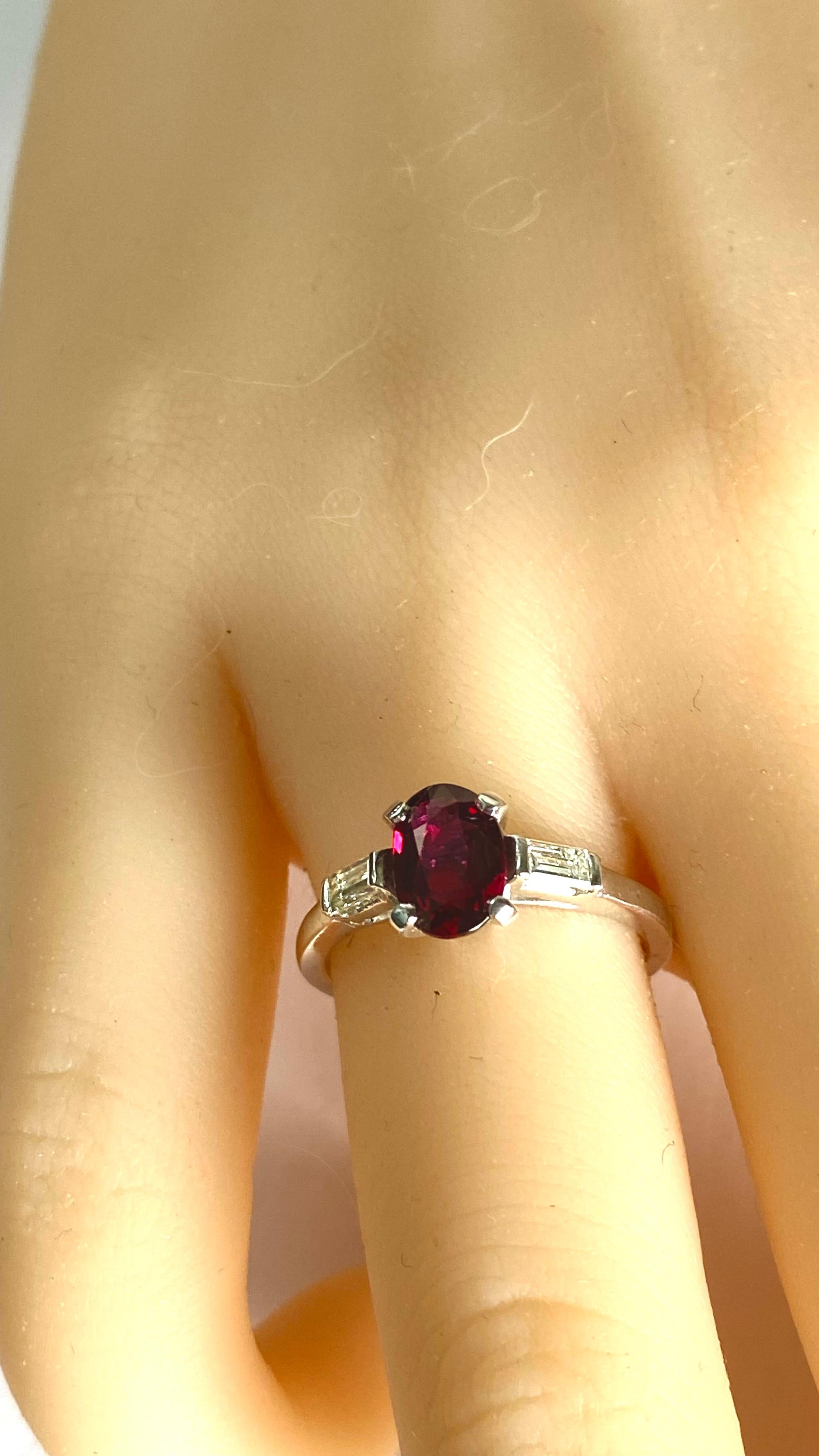 Anillo de platino con rubí natural certificado por el GIA de 1,18 quilates y diamantes casi incoloros en Bueno estado para la venta en New York, NY