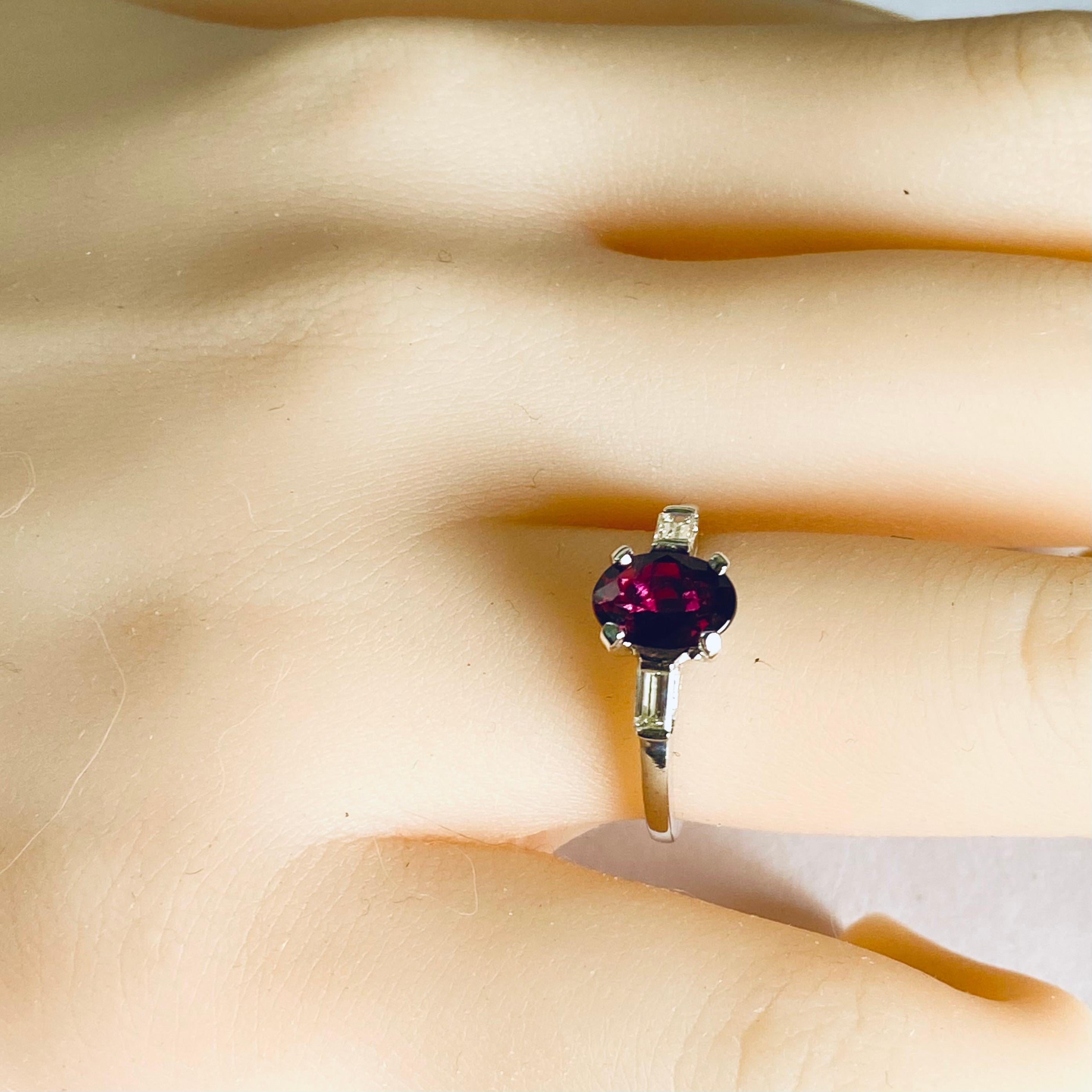 Anillo de platino con rubí natural certificado por el GIA de 1,18 quilates y diamantes casi incoloros en venta 1