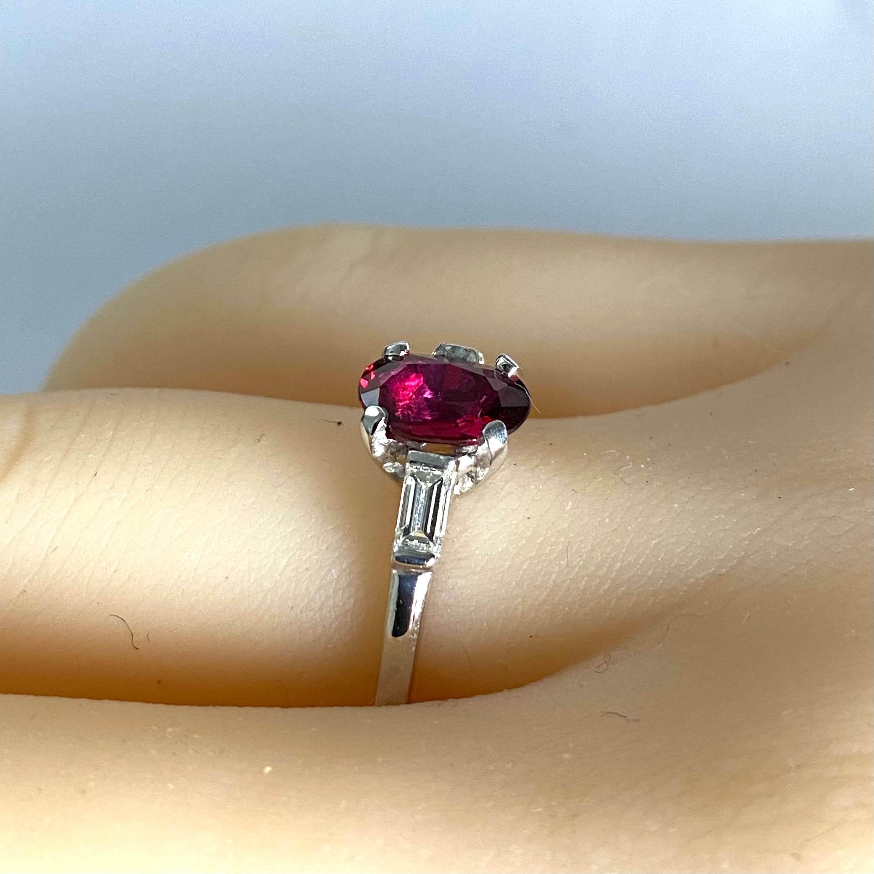 Anillo de platino con rubí natural certificado por el GIA de 1,18 quilates y diamantes casi incoloros en venta 2