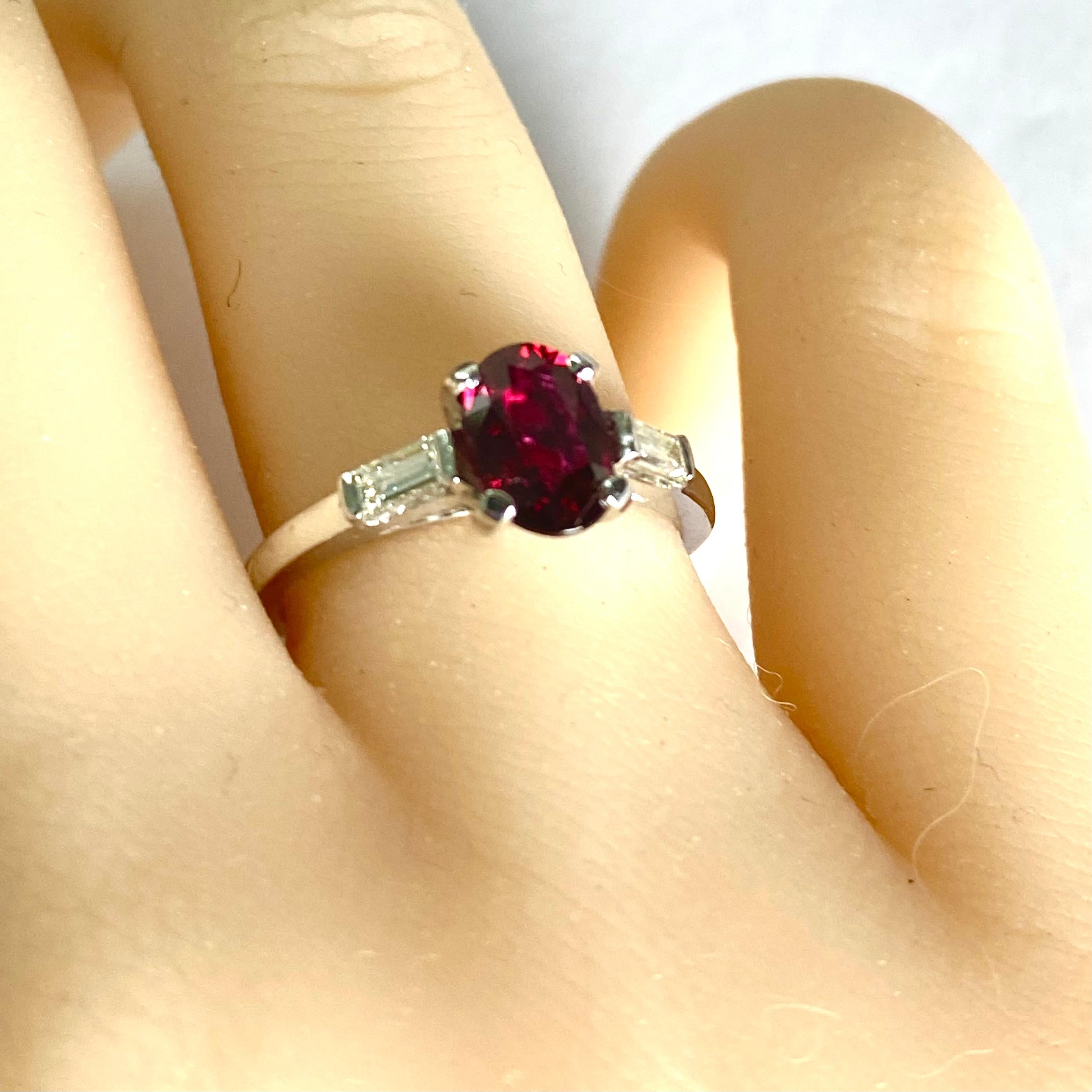 Anillo de platino con rubí natural certificado por el GIA de 1,18 quilates y diamantes casi incoloros en venta 3