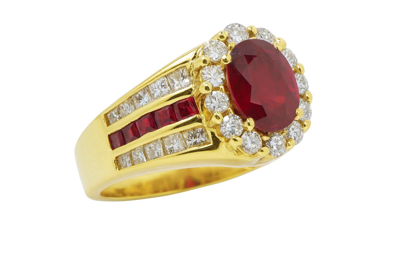 Anello da cocktail con diamante e sangue di piccione da 1,18 carati certificato GIA  Realizzato in 18 carati In condizioni Nuovo in vendita a Chicago, IL