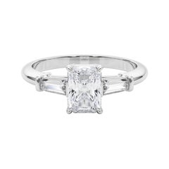 GIA-zertifizierter 1,18-Karat-Radiant & Baguette-Diamantring mit drei Steinen
