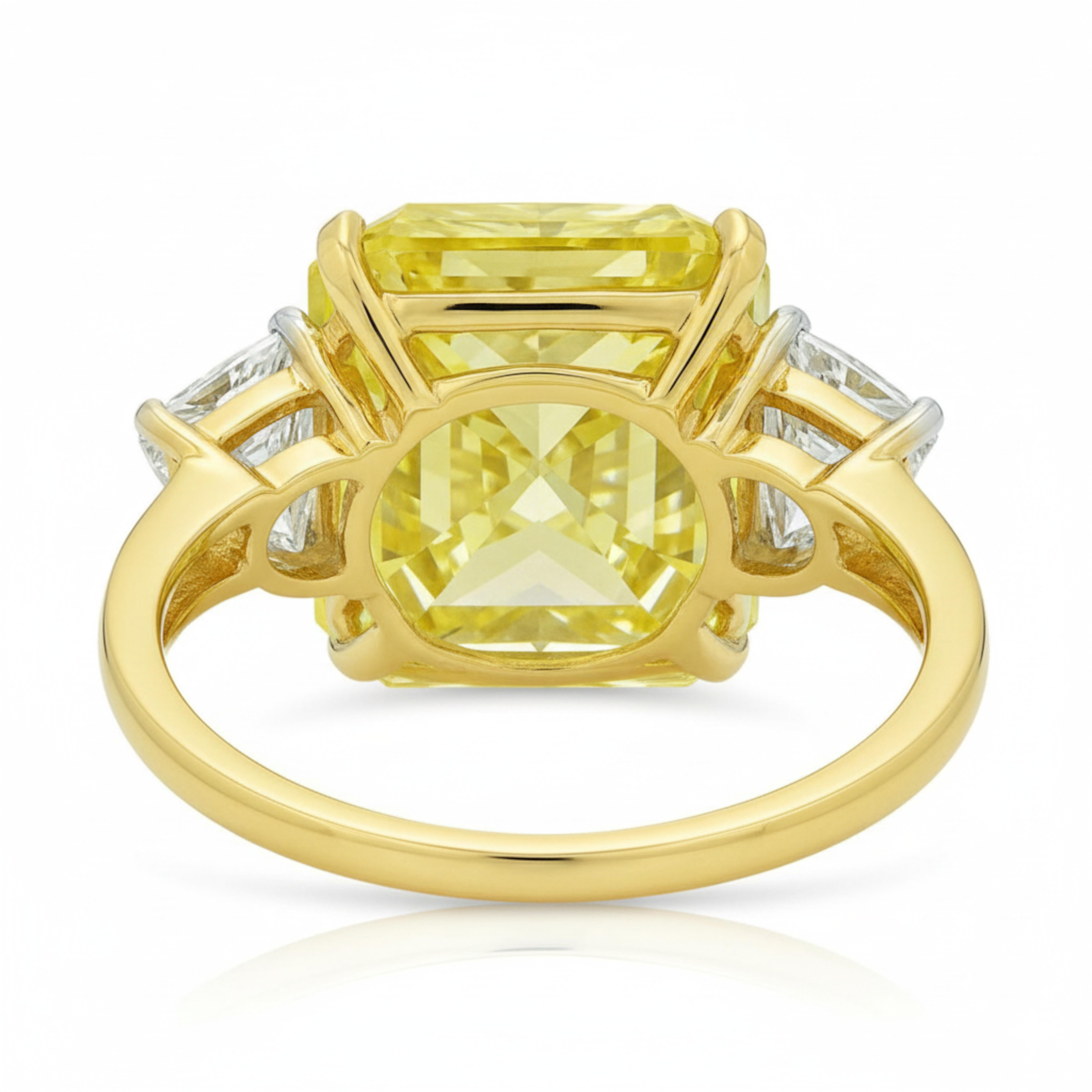 Bague en diamant jaune élégant de 11.83 carat certifié par le GIA Neuf - En vente à Chicago, IL