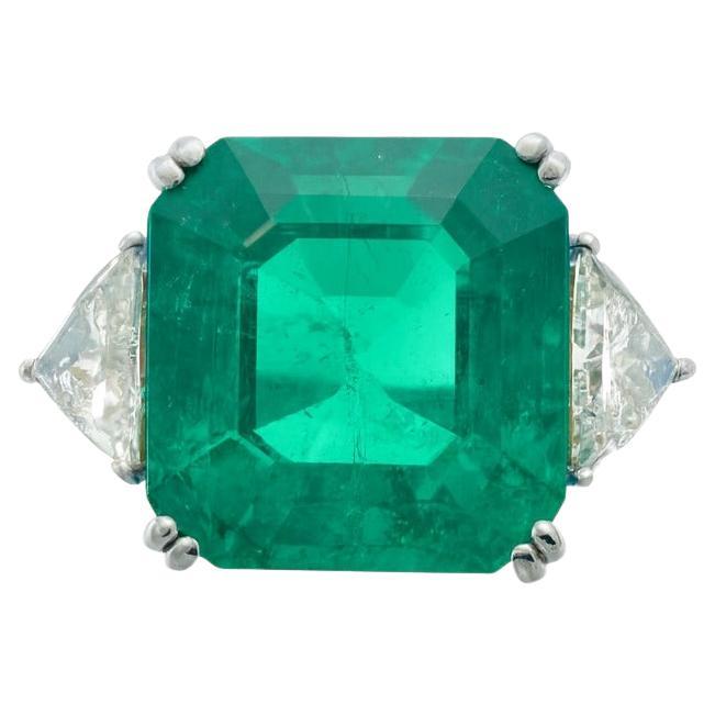 GIA zertifiziert 11.87 Karat kolumbianischen Smaragd und Diamant-Platin-Ring

Dieser außergewöhnliche Ring besticht durch einen GIA-zertifizierten kolumbianischen Smaragd von 11,87 Karat, der in einem klassischen achteckigen Stufenschliff