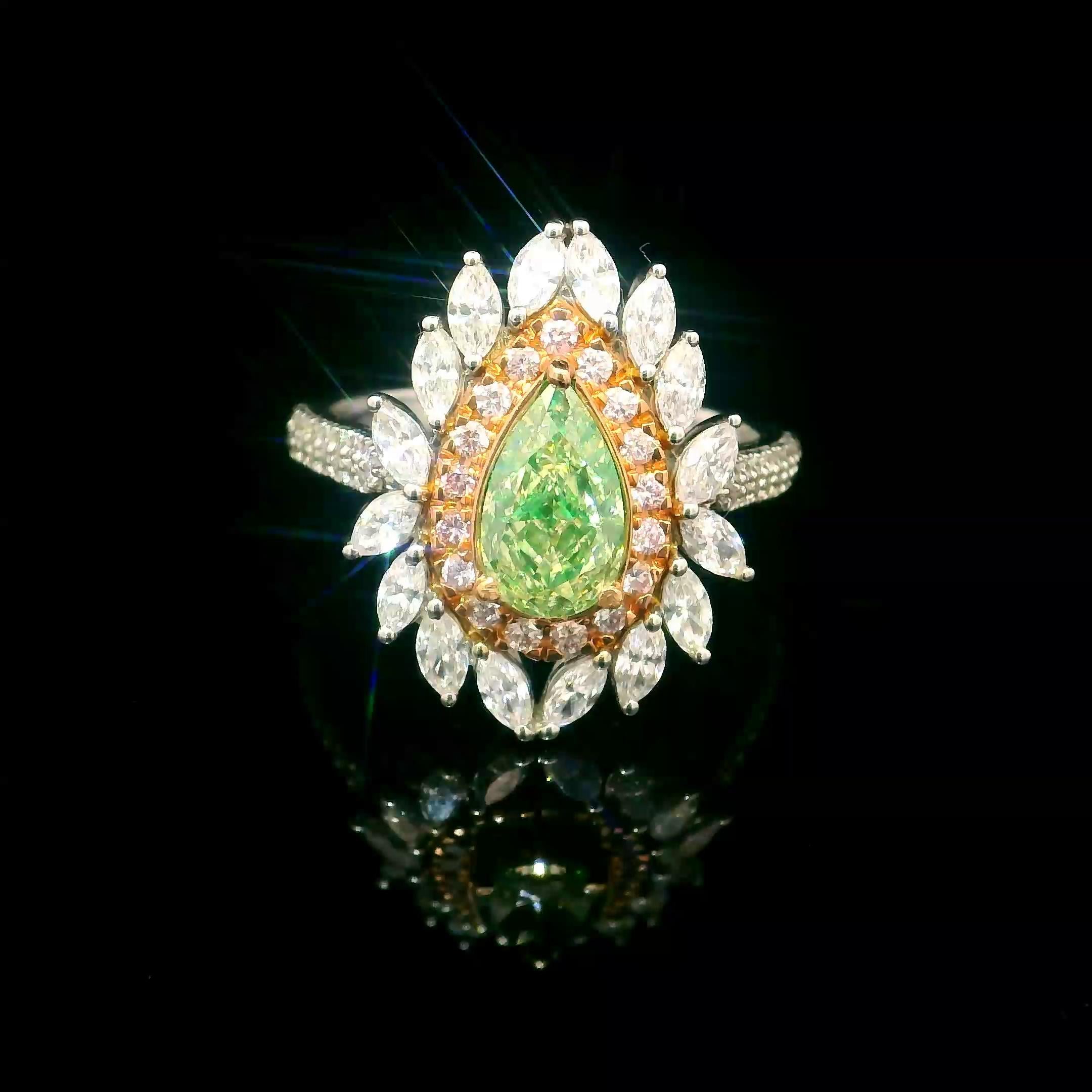 Bague en or blanc 18kt avec diamants
  
  Couleur de l'or et carat : Or blanc 18kt
  Poids : 4,336 grammes
  
  Ensemble avec...
  Type de pierre : Diamants
  Forme : Coussin
  Carat : 1,19 ct
  Couleur : Vert clair Jaune
  Clarté : VS1
  
  Pierres