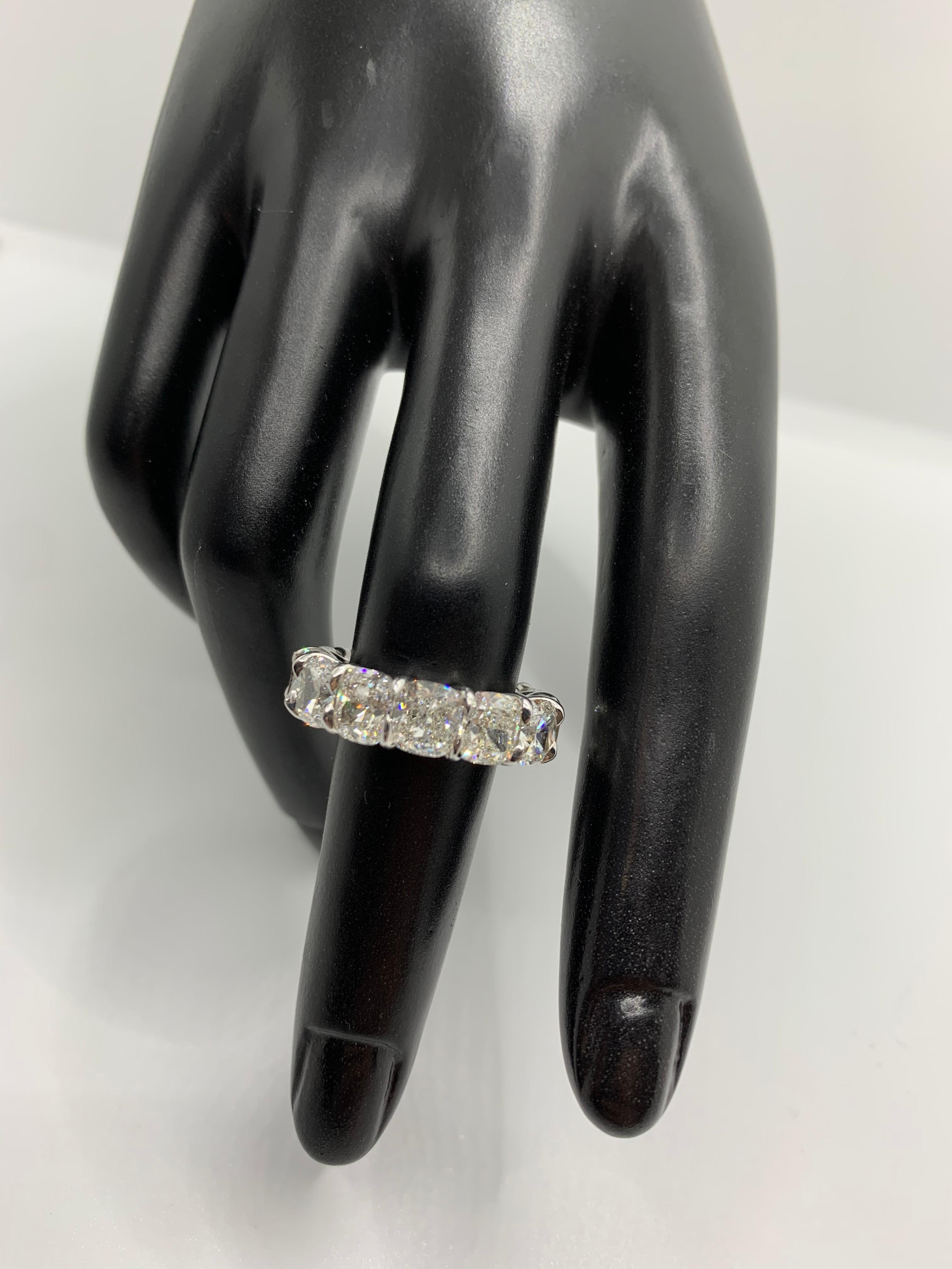 GIA-zertifizierter 11,90 Karat '90pt each' Diamant-Eternity-Ring mit Kissenschliff (Zeitgenössisch) im Angebot