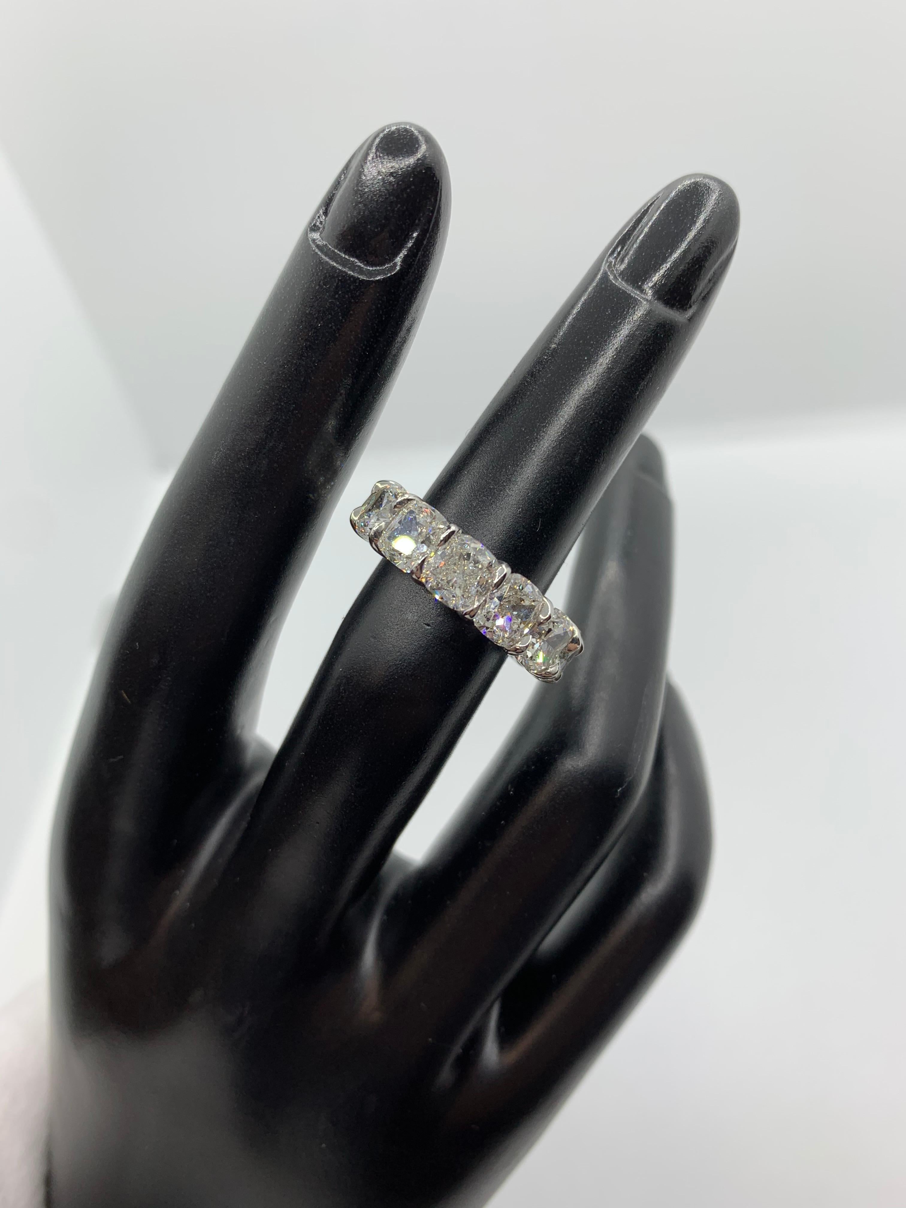 GIA Certified 11.90 Carat '90pt each' Cushion Cut Diamond Eternity Band Ring In New Condition For Sale In New York, NY