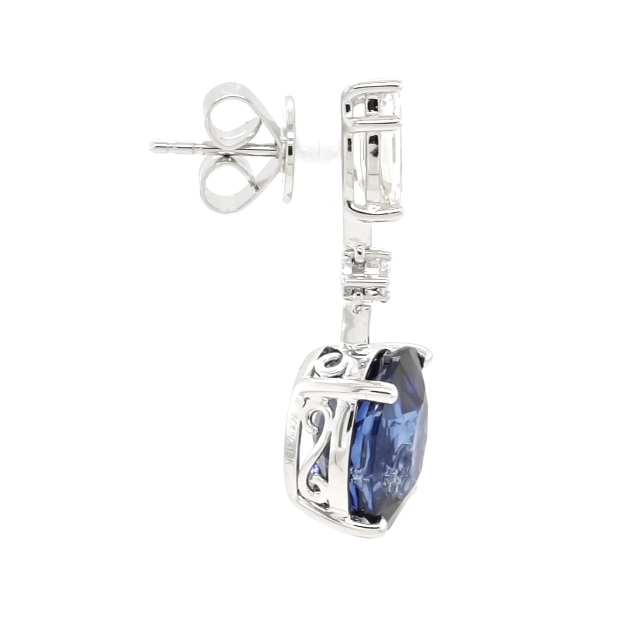 2 Gemme di zaffiro: 10,65 carati
4 diamanti bianchi: 1,28 Carati
Metallo: Oro bianco 18 carati, 5,20 grammi

Certificato GIA # 2235058203
