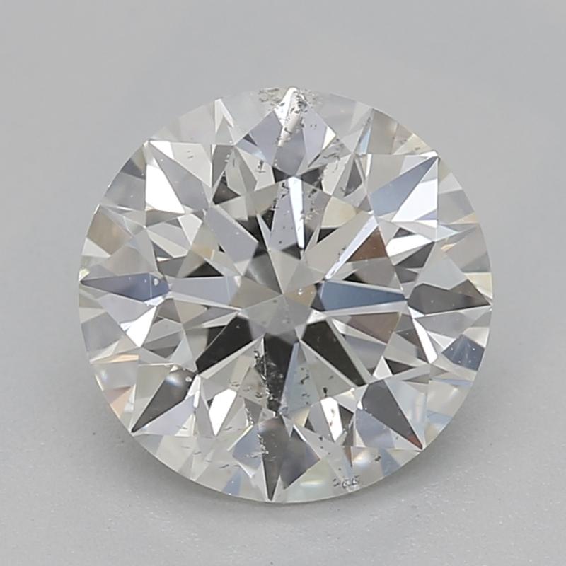 Hecho a mano en Nueva York, este impresionante anillo de diamantes exhibe un cautivador diamante redondo en su centro, con un impresionante peso de 1,1 y graduado con una llamativa J y SI2. Asegurada en un clásico engaste de garras, el brillo de la