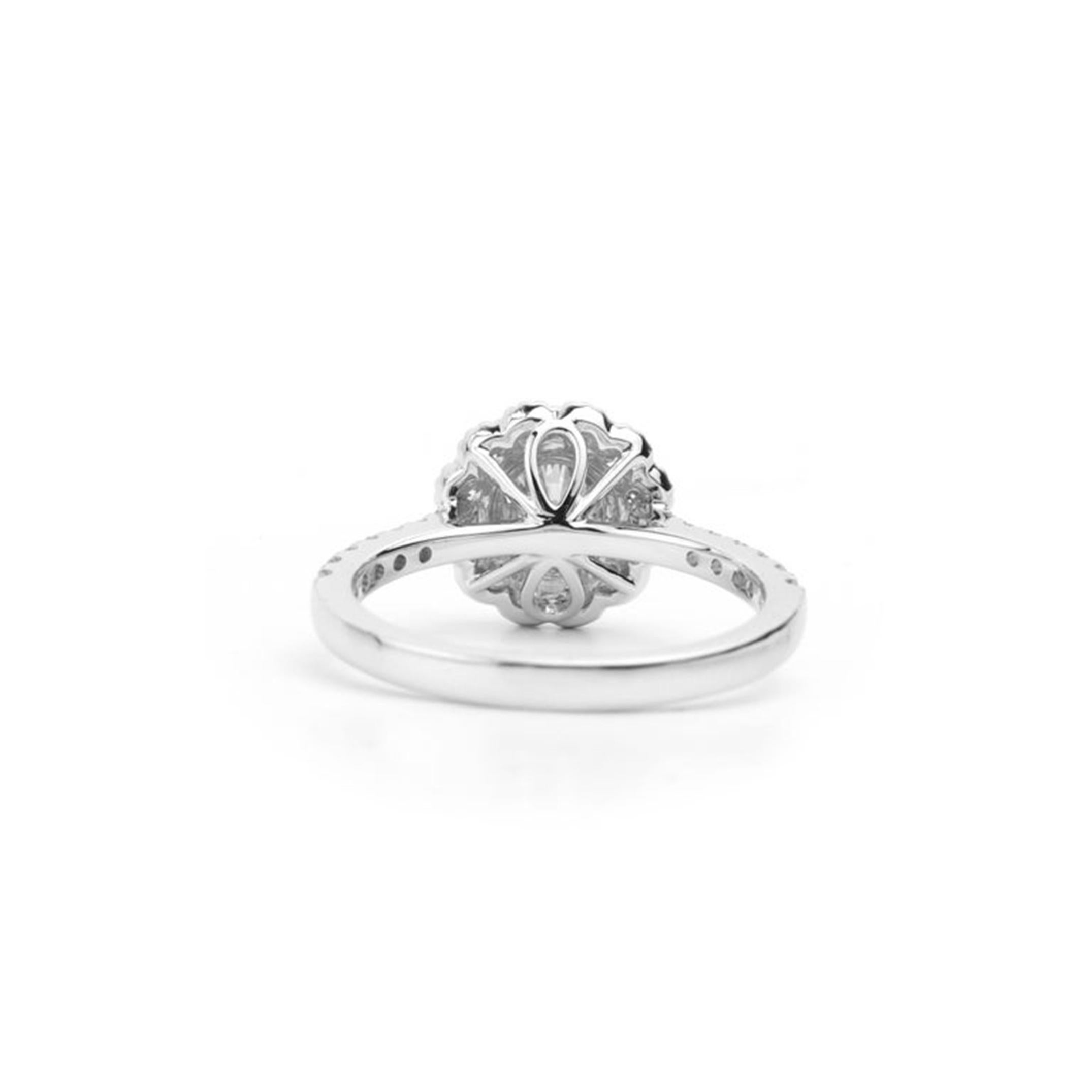 GIA Report Certified 1.1 tcw E VS Round Cut Halo Engagement Ring in White Gold (Bague de fiançailles en or blanc) en vente 1