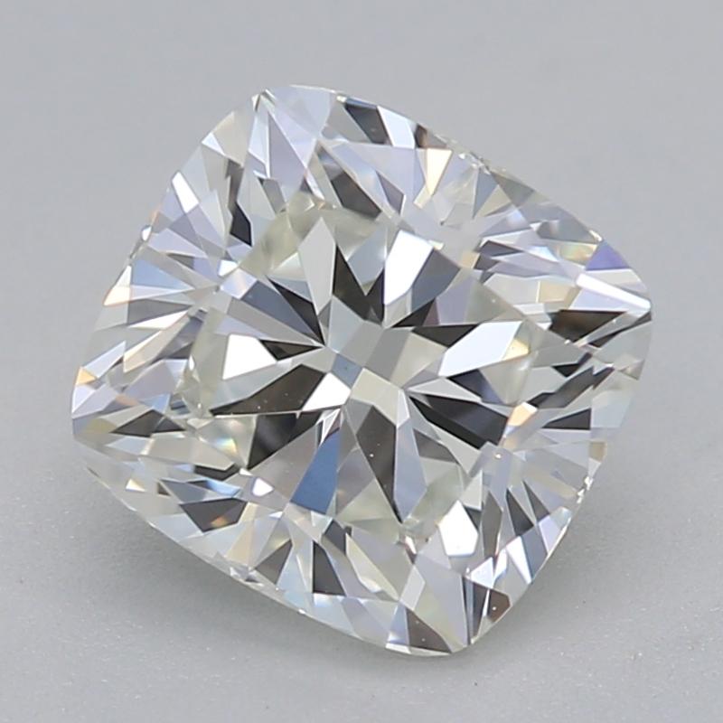 El cautivador anillo de diamantes presenta una impresionante pieza central con un diamante cojín de 1,2 , graduado I y VS1, certificado por el GIA. La exquisita artesanía es evidente en el engaste catedral que eleva el diamante, permitiendo que la