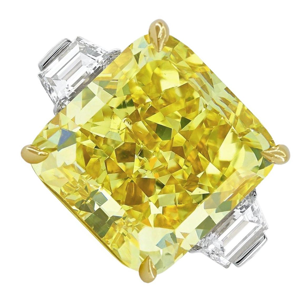  Bague certifiée GIA de 12 carats de diamant rayonnant de couleur jaune fantaisie, sertie de platine massif et d'or jaune 18 carats.

Fabriquée à la perfection et certifiée par le GIA, cette bague à couper le souffle est ornée d'un superbe diamant