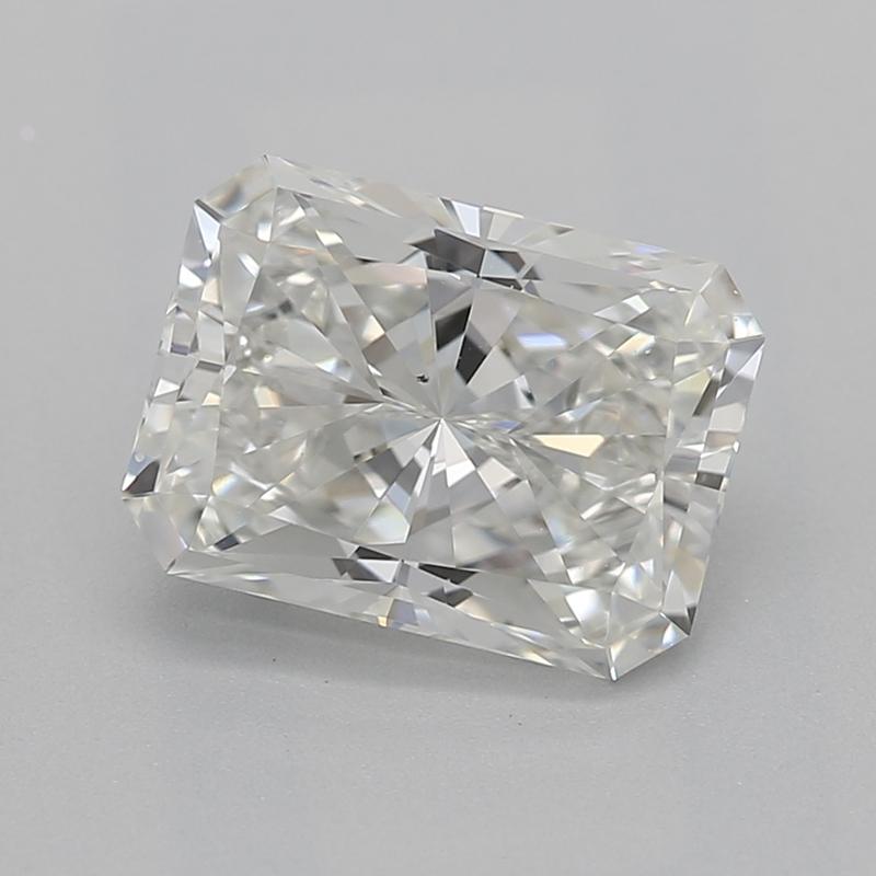 Fabriquée à la main à New York, cette magnifique bague en diamant est ornée d'un diamant radiant certifié par le GIA pesant 1,2 , qui brille de mille feux grâce à son grade H et VS2. Le design unique est rehaussé par un halo caché de diamants ronds