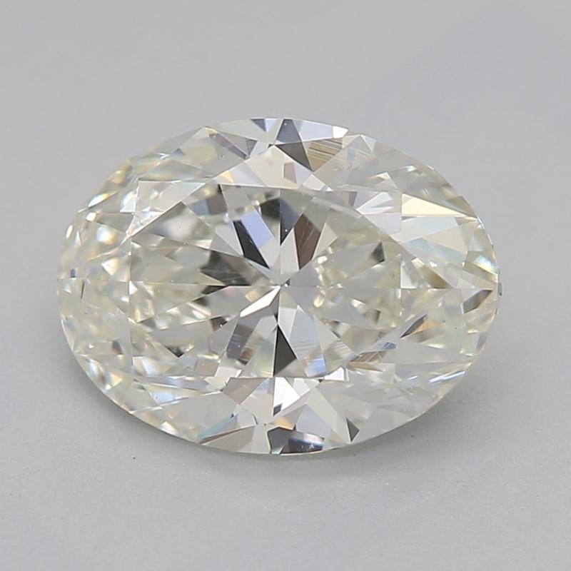 Fabriquée à la main à New York, cette exquise bague en diamant met en valeur un époustouflant diamant central ovale J SI1 pesant 1,2 , d'une brillance et d'un feu exceptionnels. La bague est magnifiquement sertie dans du platine luxueux et son