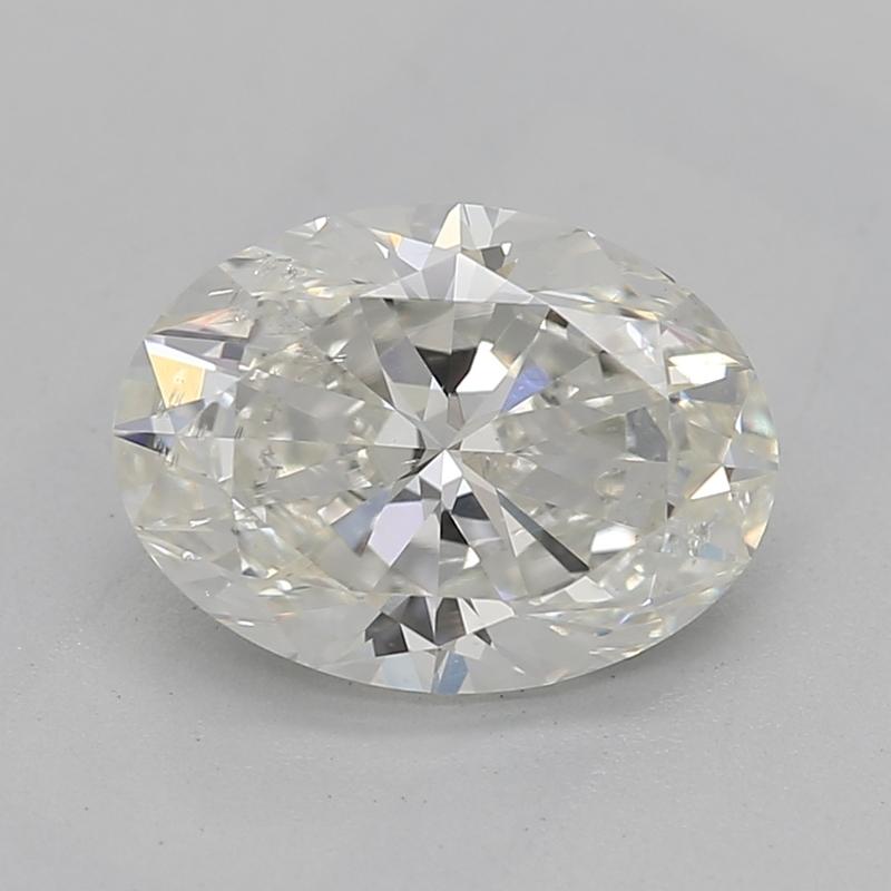 Realizzato a mano a New York, questo splendido anello con diamante presenta un magnifico diamante ovale al centro, del peso di 1,2 , con classificazione I e SI2. L'incastonatura a quattro punte a doppio cestello enfatizza la brillantezza della