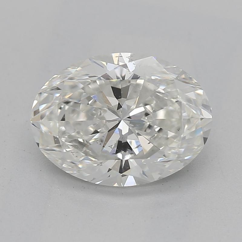 Realizzato a mano a New York, questo splendido anello con diamante presenta un magnifico diamante ovale al centro, del peso di 1,2, con gradazione H e SI2. L'incastonatura a quattro punte a doppio cestello enfatizza la brillantezza della pietra