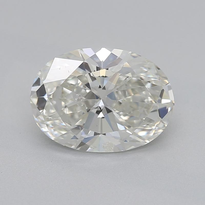 Realizzato a mano a New York, questo splendido anello con diamante presenta un affascinante diamante ovale con un peso totale di 1,2, con un'accattivante J e uno squisito SI2. Realizzato a mano in oro giallo, l'anello presenta un'elegante
