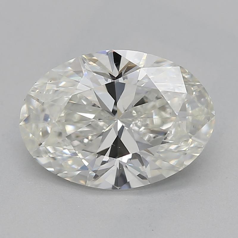 Questo squisito anello di diamanti, che incarna un'eleganza senza pari, ha come cuore un affascinante diamante ovale di ben 1.2. La gemma è classificata meticolosamente per la sua qualità, con un valore I e VS2, assicurando un aspetto luminoso e
