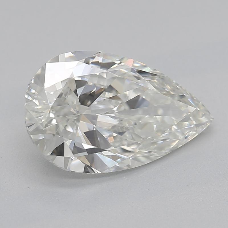 Fabriquée à la main à New York, cette exquise bague en diamant présente une pièce centrale captivante composée d'un diamant poire pesant 1,2, d'une pureté I et d'un remarquable SI1. Le design est accentué par un sertissage glamour, encadrant