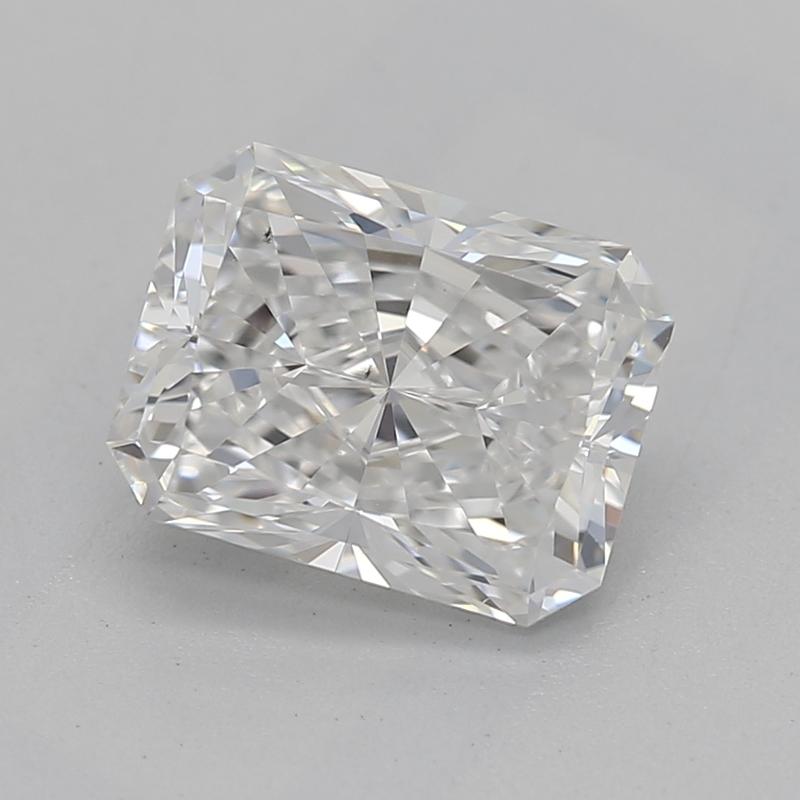 Elegantemente situado en el centro de Este exquisito anillo de diamantes es un magnífico diamante radiante que pesa 1,2 , mostrando un prístino F y SI1. El arte de esta pieza queda patente en su exquisito engaste con garras, que se complementa con