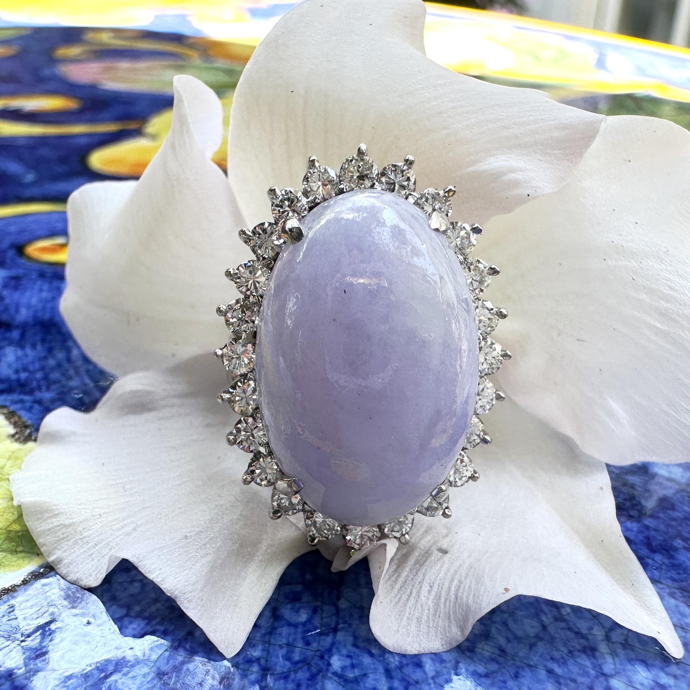 Dieser klassische 14-Karat-Cocktailring präsentiert einen hellvioletten Jadeit-Cabochon in einem wohlproportionierten Halo aus reinen weißen Diamanten.

Wir haben diesen Ring beim Gemological Institute of America eingereicht, damit der Käufer sicher