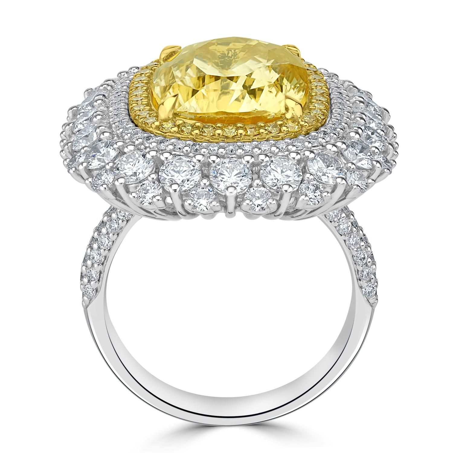 Voici notre exquise bague en or 18 carats, ornée d'un magnifique saphir jaune non chauffé de 12,00 carats, certifié par le GIA (numéro de certificat 6362682257). Cette magnifique pierre précieuse est entourée d'un éblouissant halo de 3,10 carats de