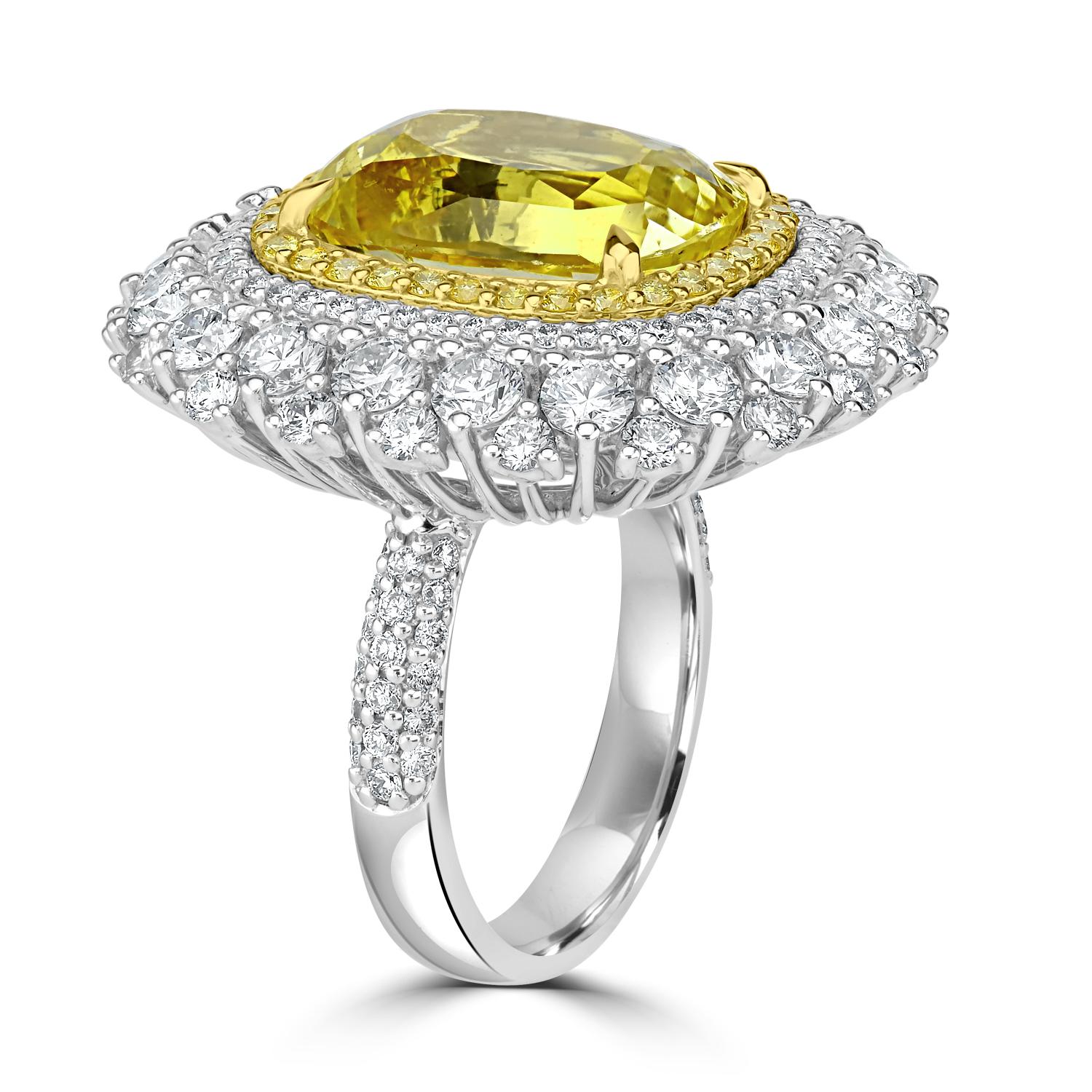 Contemporain Bague cocktail avec saphir jaune non chauffé de 12 carats et diamants certifiés GIA en vente