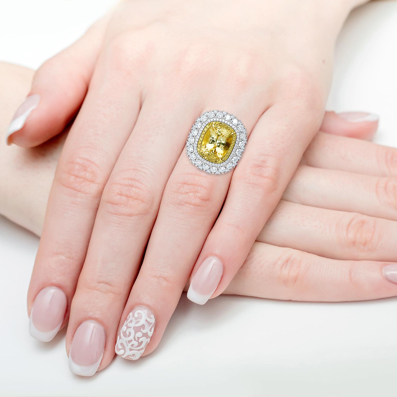 Bague cocktail avec saphir jaune non chauffé de 12 carats et diamants certifiés GIA Neuf - En vente à New York, NY