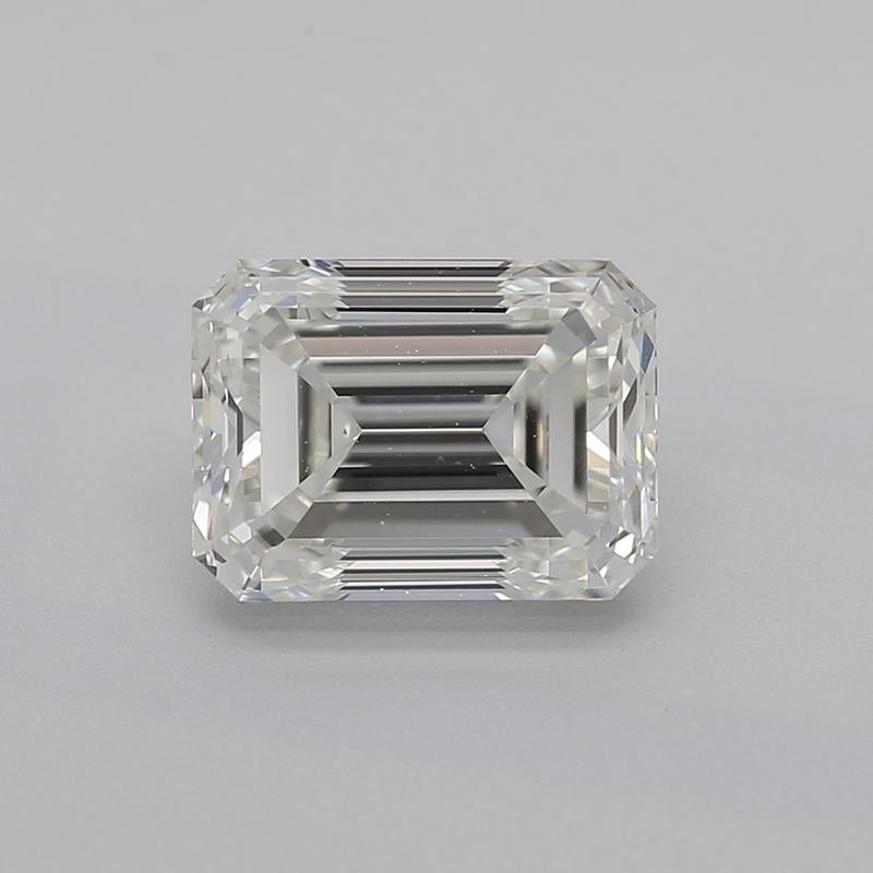 Dieser atemberaubende, in New York handgefertigte Diamantring besitzt einen fesselnden Smaragd I VS1 1.2 in der Mitte, der mit einer exquisiten Zackenfassung versehen ist, um seine Brillanz aus jedem Blickwinkel zu betonen. Das luxuriöse Band aus