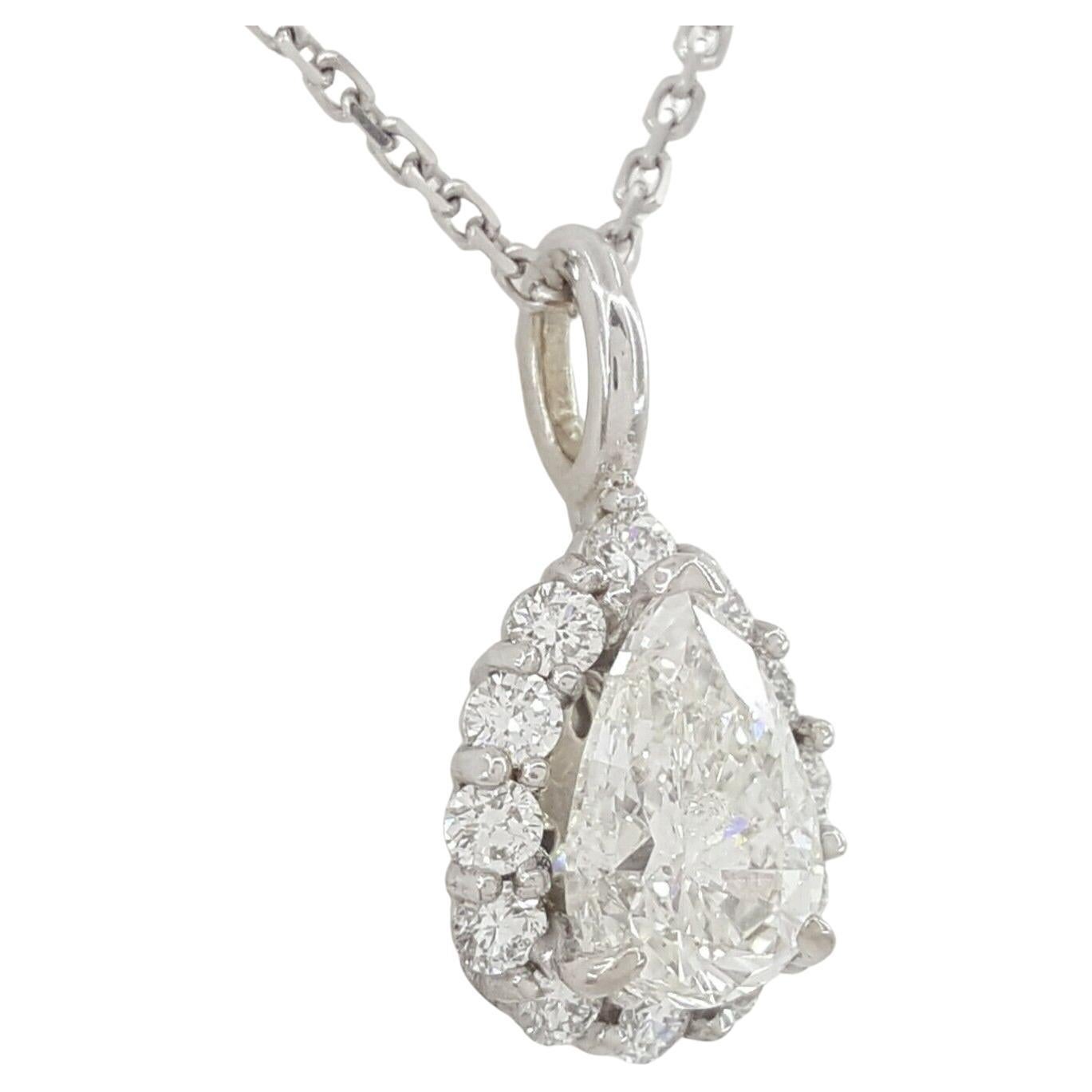Rayonnez d'élégance et de sophistication avec cet exquis collier pendentif à diamant halo de 1,2 carat, certifié par le GIA, de taille poire. Au cœur de ce superbe pendentif brille un diamant brillant de taille poire, certifié par le célèbre
