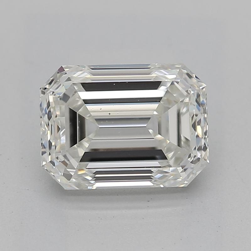 Dieser atemberaubende, in New York handgefertigte Diamantring mit einem fesselnden Smaragd I VS2 1,20 in der Mitte strahlt eine unvergleichliche Eleganz aus. Das Herzstück ist in einer filigranen Korbfassung mit vier Zacken befestigt, die das Licht