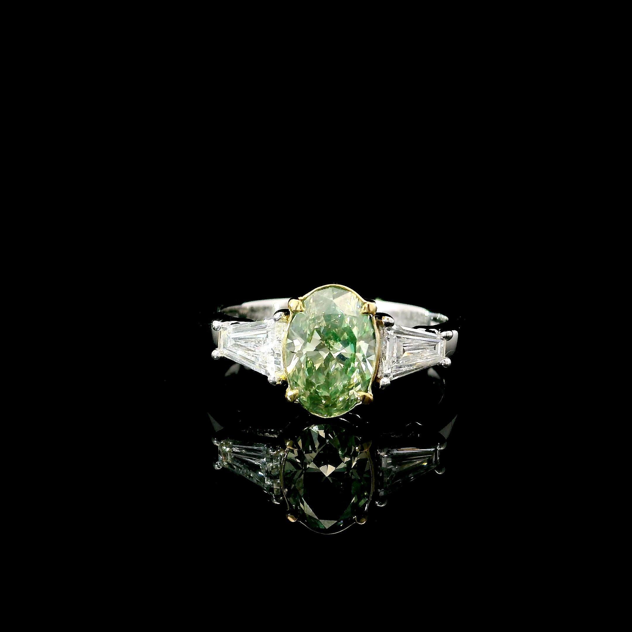 Bague en or blanc 18kt avec diamants
  
  Couleur de l'or et carat : Or blanc 18kt
  Poids : 4.13 grammes
  
  Ensemble avec...
  Type de pierre : Diamants
  Forme : Ovale
  Carat : 1,20
  Couleur : Jaune verdâtre brunâtre de fantaisie
  Clarté :