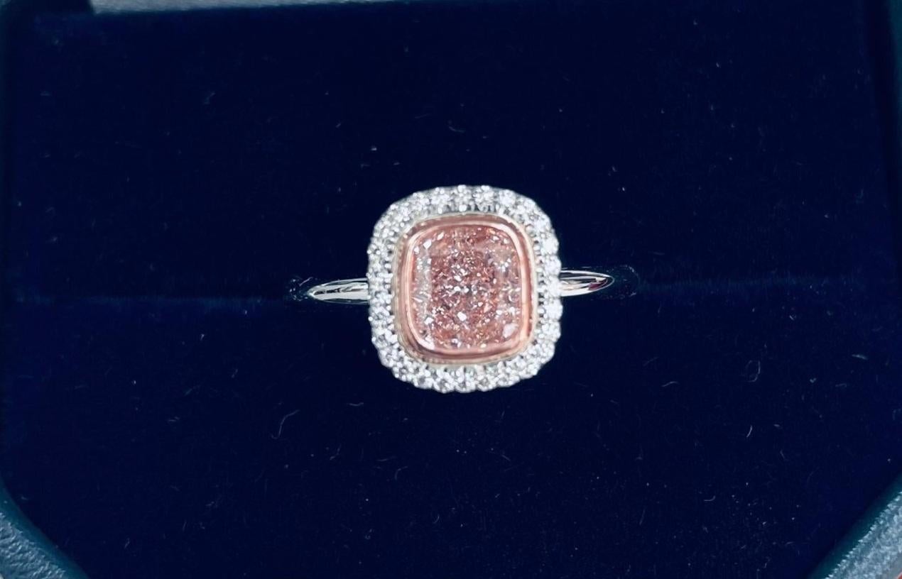 Anillo Halo de Diamantes Rosa Naranja de Fantasía de 1,20 Quilates Certificado por el GIA Corte cojín en venta