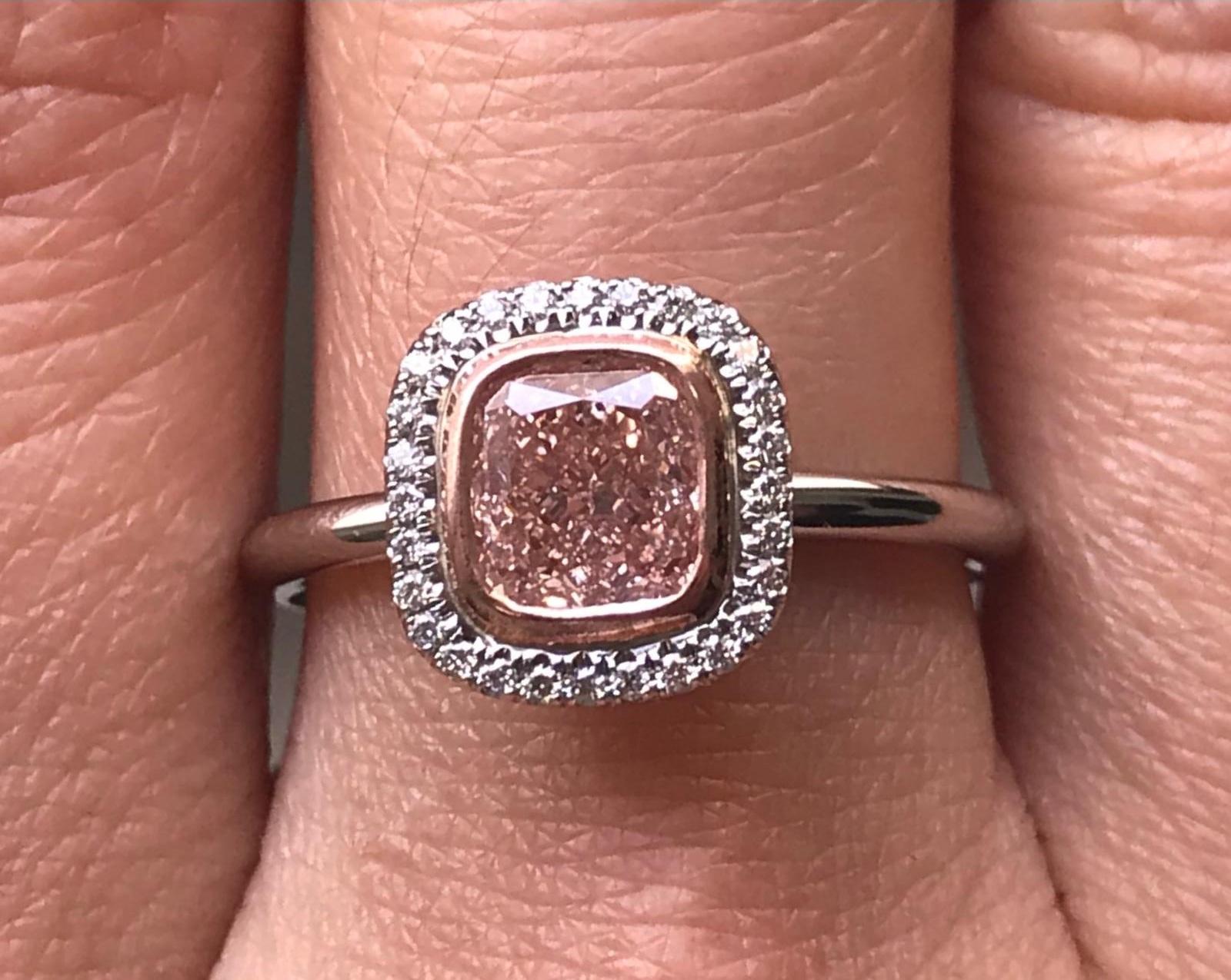 GIA zertifiziert 1,20 Karat intern fehlerfrei Fancy Orangy Pink Diamond Halo Ring (Moderne) im Angebot