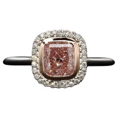 Anillo de halo de diamantes rosa fantasía sin defectos internos de 1,20 quilates certificado por el GIA