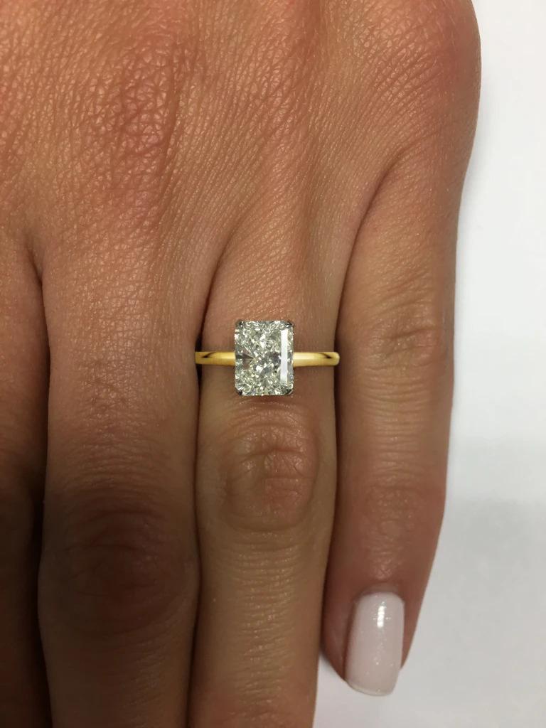 The 18 carats yellow gold 1.20 Carat Radiant Cut Diamond is beautifully white, exceptionally clean with VS2 clarity, and beautifully vibrant! 

Exceptionally well cut, the diamond has a fantastic sparkle! The diamond is certified by GIA, the first