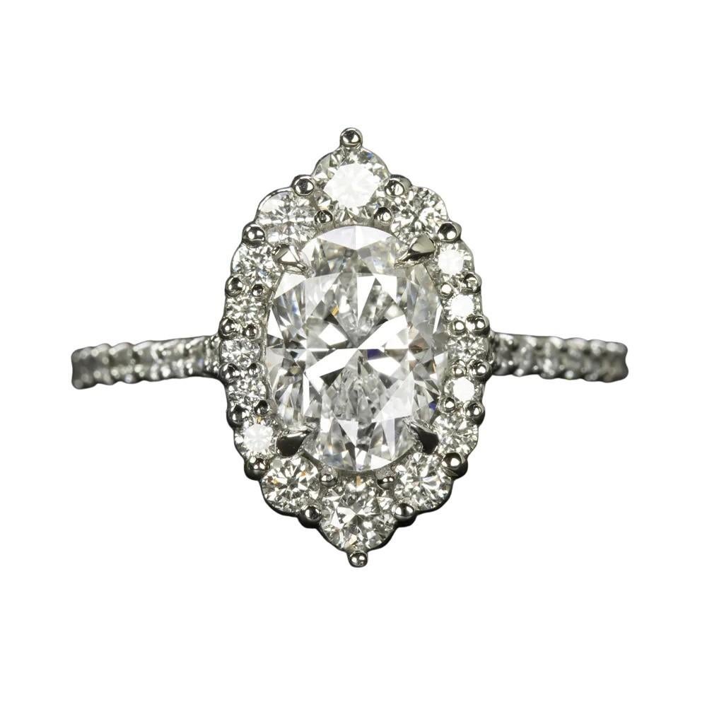 Cette exquise bague de fiançailles en diamant de 1,20ct, certifiée par le GIA, présente un étonnant diamant central de forme ovale, d'une couleur E exceptionnelle et d'une pureté VS2, rayonnant d'un éclat remarquable. Le diamant est entouré d'un