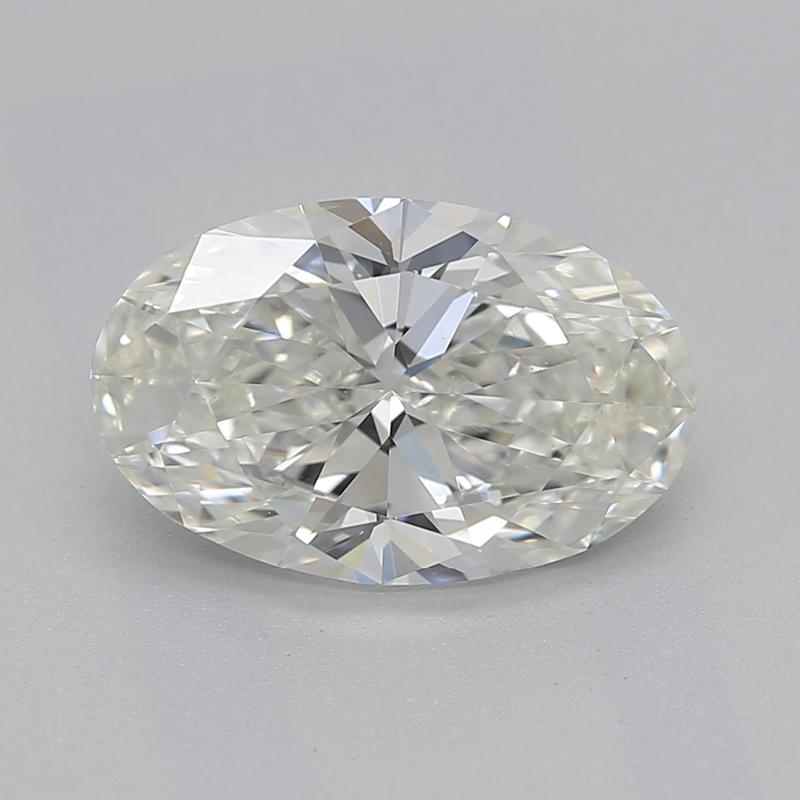 Realizzato a mano a New York, questo squisito anello di diamanti presenta un centro mozzafiato con un diamante ovale di 1,20. Classificata J e VS2, questa pietra eccezionale mostra una brillantezza abbagliante che cattura la luce in modo