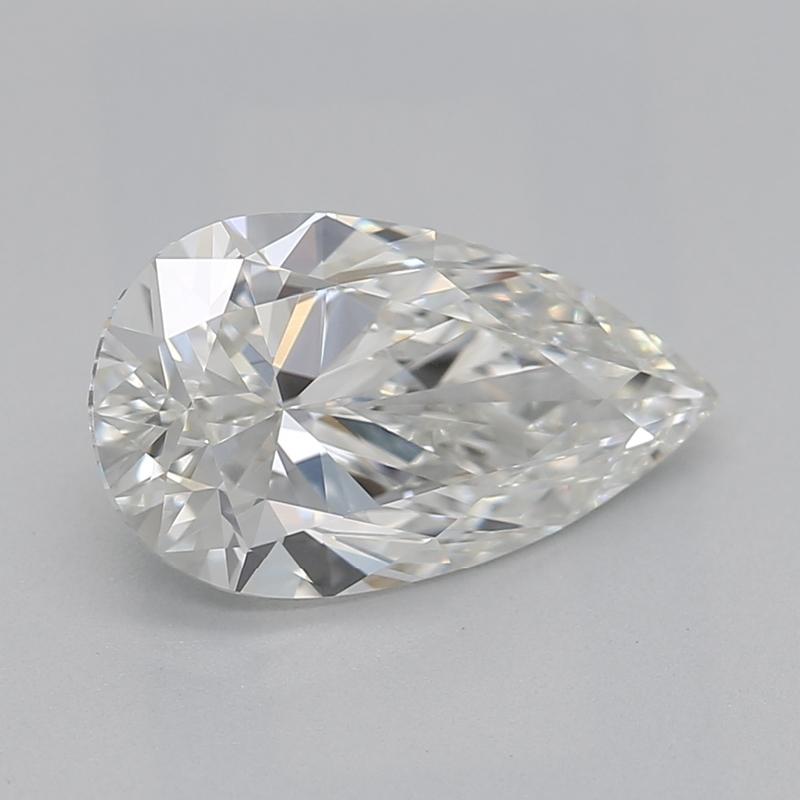 Realizzato a mano a New York, questo squisito anello di diamanti presenta una pietra centrale a pera mozzafiato del peso di 1,20, con un'incantevole brillantezza accentuata da una vibrante H e una notevole chiarezza VS1. La pietra è elegantemente
