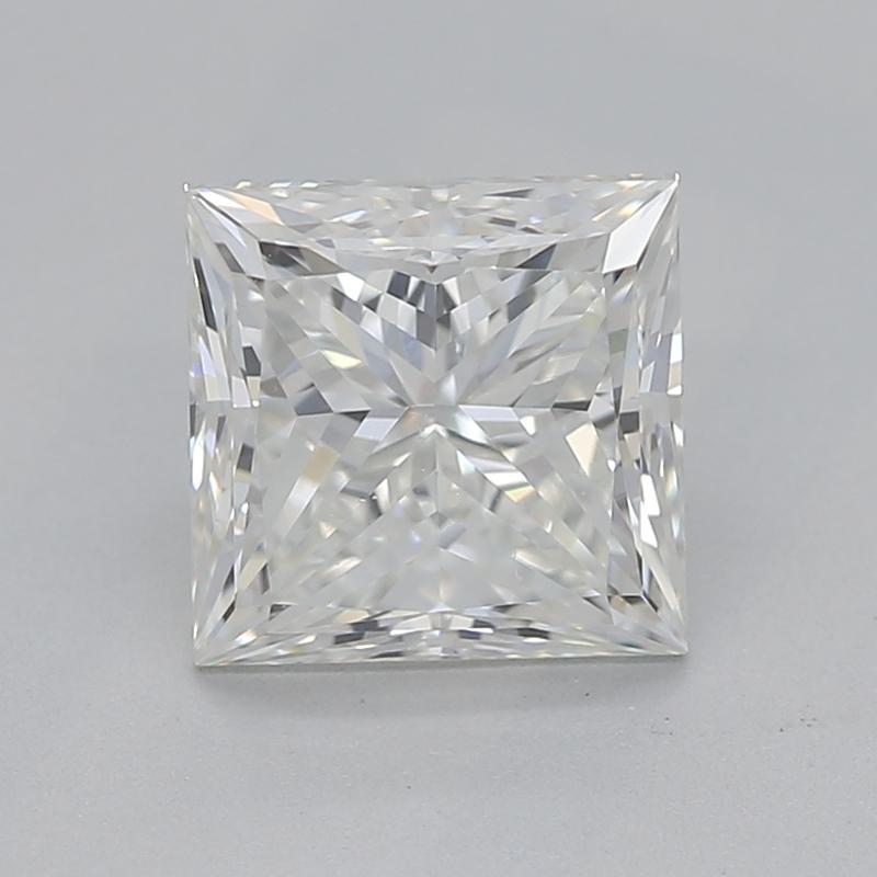 Realizzato a mano a New York, questo squisito anello con diamante presenta un'affascinante pietra centrale principessa certificata GIA del peso di 1,20 , che mostra il perfetto equilibrio tra eleganza e scintillio con la sua notevole J e VS1.