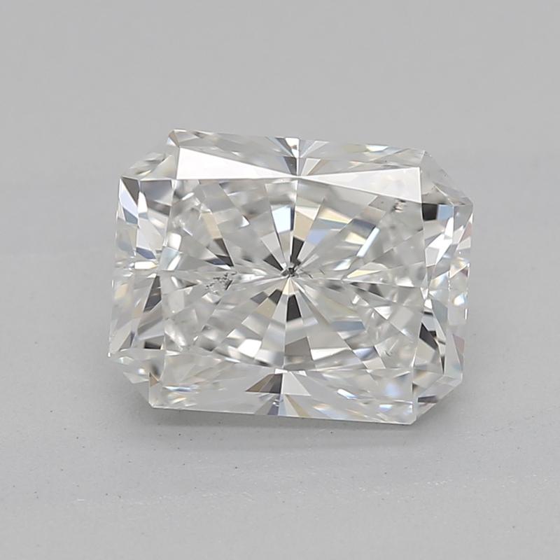Dieser exquisite, mit Eleganz gefertigte Diamantring zeigt in seiner Mitte einen prächtigen, strahlenden Diamanten mit einem Gewicht von 1,20 und einem faszinierenden F und bemerkenswerten SI2. Sein Design zeigt einen smaragdförmigen Halo aus