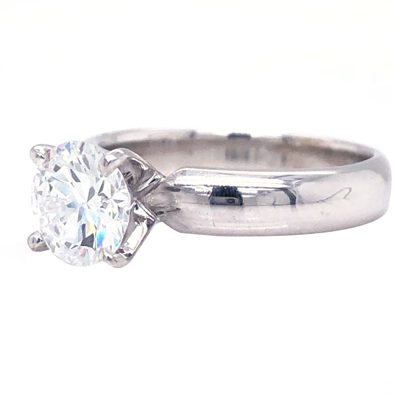 Moderniste Bague de fiançailles solitaire en or 14 carats avec diamant taille ronde de 1,20 carat certifié par le GIA en vente