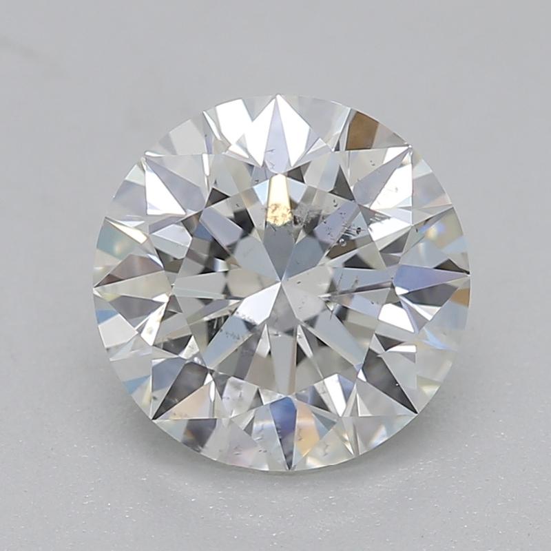 Realizzato a mano a New York, questo squisito anello con diamante presenta un'affascinante pietra centrale rotonda, tagliata con maestria per massimizzarne la brillantezza e il fuoco. Con un peso di 1,20 e un'accattivante G e SI2, questo diamante