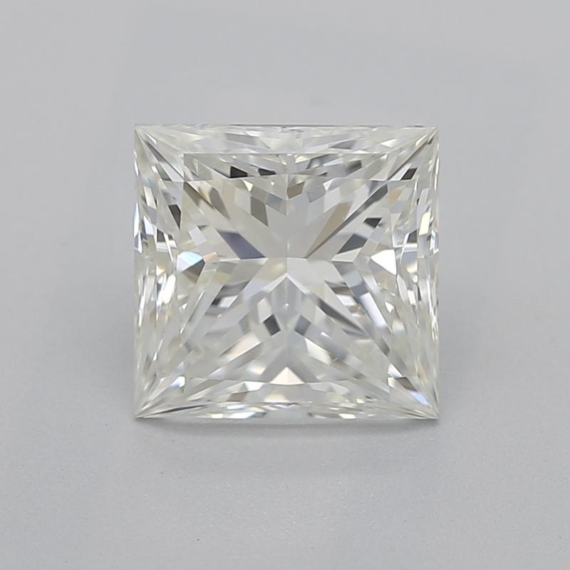 Extraordinaire bague princesse en diamant, cette pièce illustre l'élégance et l'originalité avec son design unique à trois pierres. En son cœur, un superbe diamant princesse, pesant 1,20 et classé J avec VS1, offre un remarquable jeu de lumière,