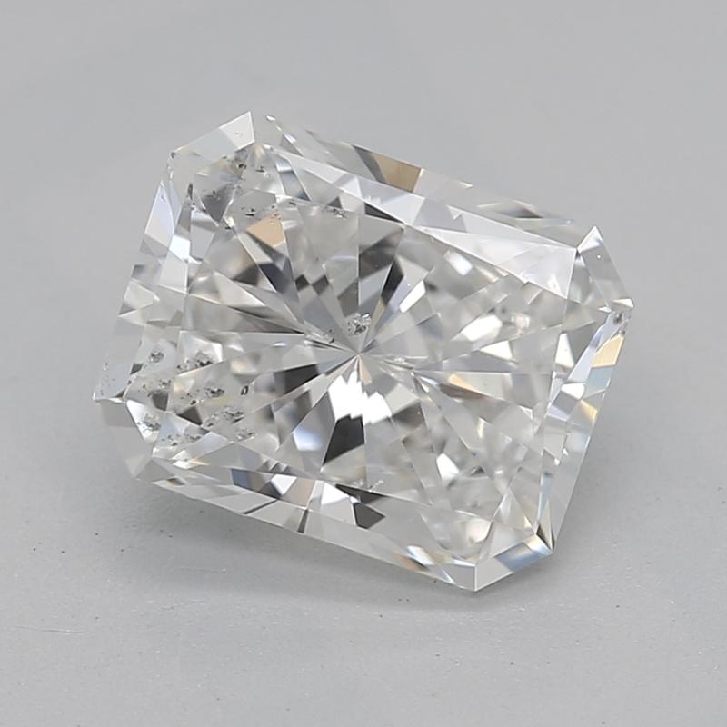 Fabriquée à la main à New York, une superbe bague de 1,20 diamant présente une pièce centrale captivante composée d'un diamant radiant parfaitement taillé. Classée G et SI2, cette pierre exquise est sertie dans une monture panier en forme de V,