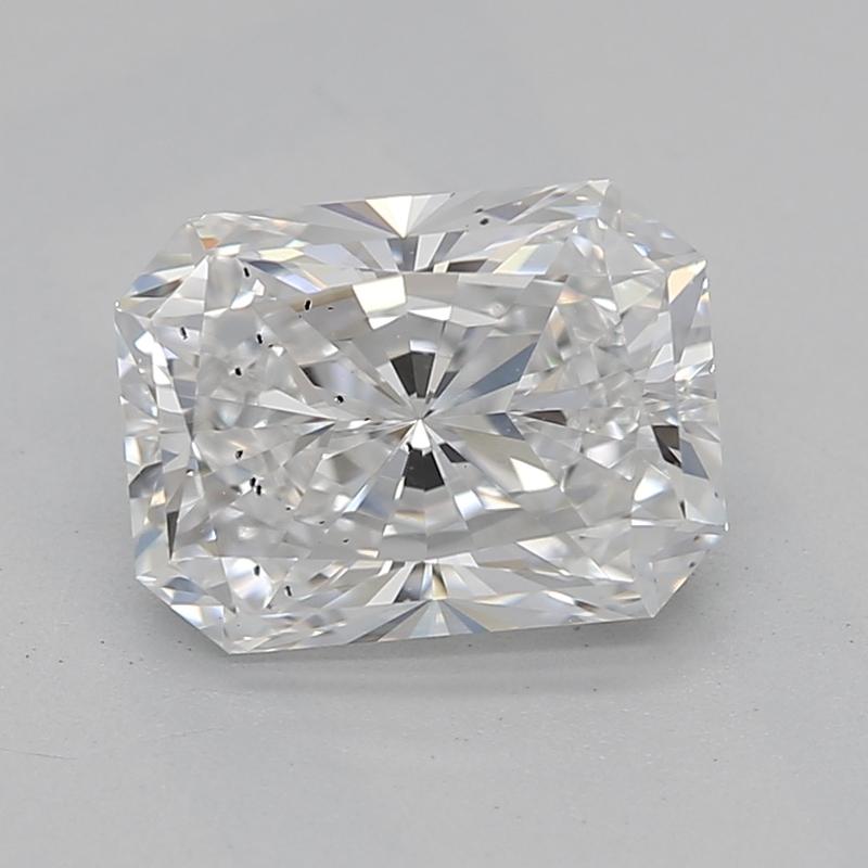 Fabriquée à la main à New York, une superbe bague de 1,20 diamant présente une pièce centrale captivante composée d'un diamant radiant parfaitement taillé. Classée D et SI2, cette pierre exquise est sertie dans une monture panier en forme de V,