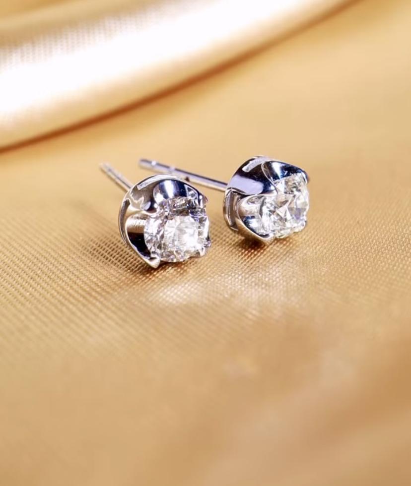 Ein exklusiver Diamanten-Ohrstecker in essentiellem Design, perfekt für jeden Tag!
Atemberaubende Ohrringe kommen in 18k Gold mit glänzenden GIA-zertifizierten Diamanten von 0,60 + 0,60=1,20 cts insgesamt, in runden brillanten Form, F Farbe VS1