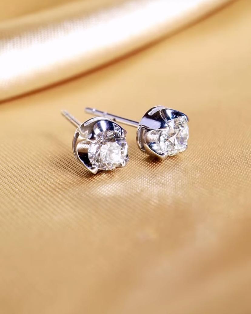 GIA-zertifizierte 1,20 Karat F/VS1 runde Diamanten in Brillantform 18K Gold Ohrringe (Rundschliff) im Angebot