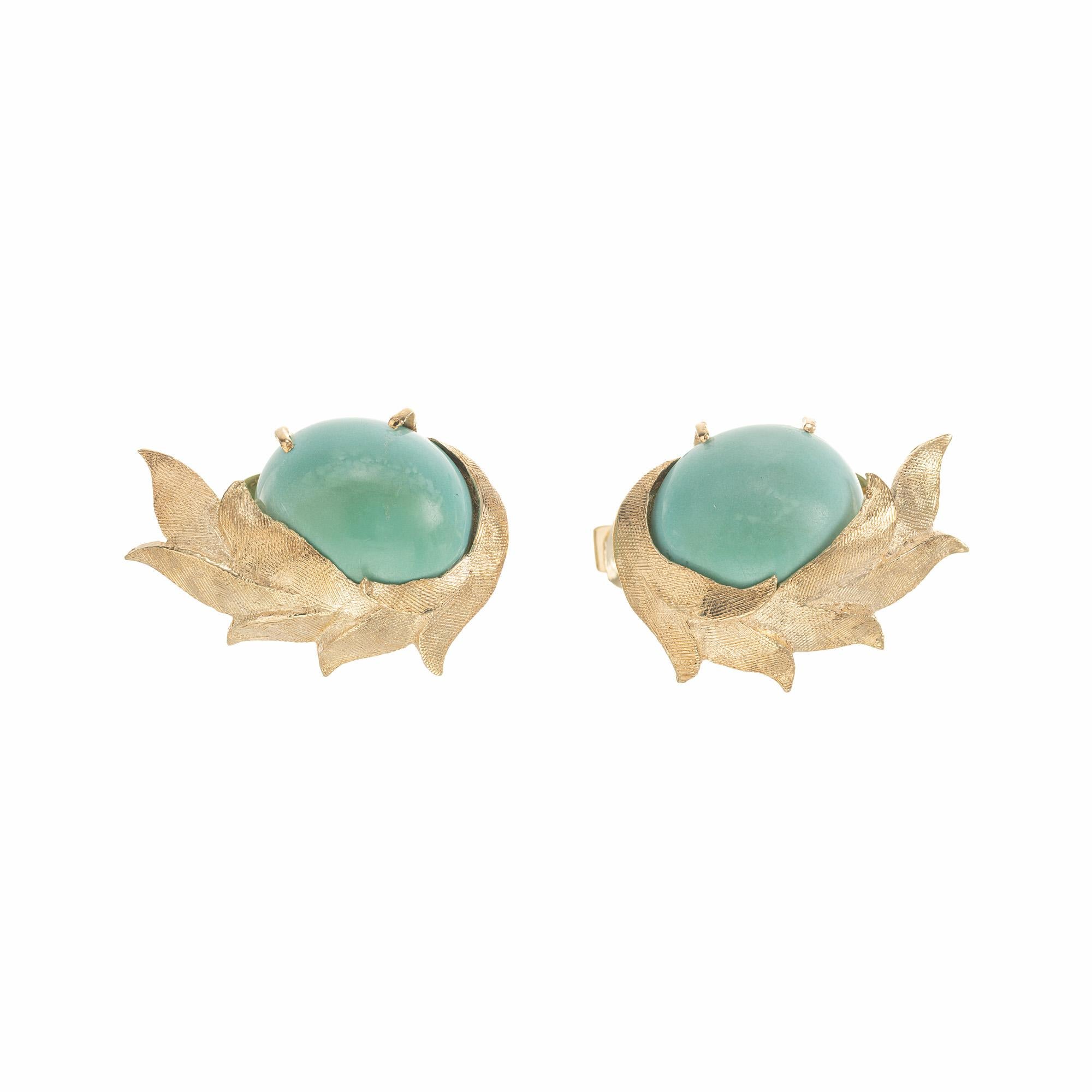Portez l'élégance de nos boucles d'oreilles en or jaune certifiées GIA et ornées d'une turquoise de 12,00ct datant des années 1950, un mélange intemporel de sophistication et d'allure naturelle. Chaque boucle d'oreille est ornée d'une magnifique