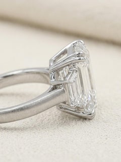 Bague en platine à trois pierres avec diamant taille émeraude de 12 carats certifié par le GIA